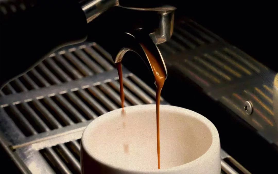 如何接受并描述咖啡中的苦味?