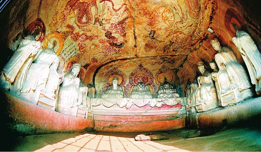 龙山石窟 第二窟三清龛▲龙山石窟外景8月17日上午,由太原市文物局