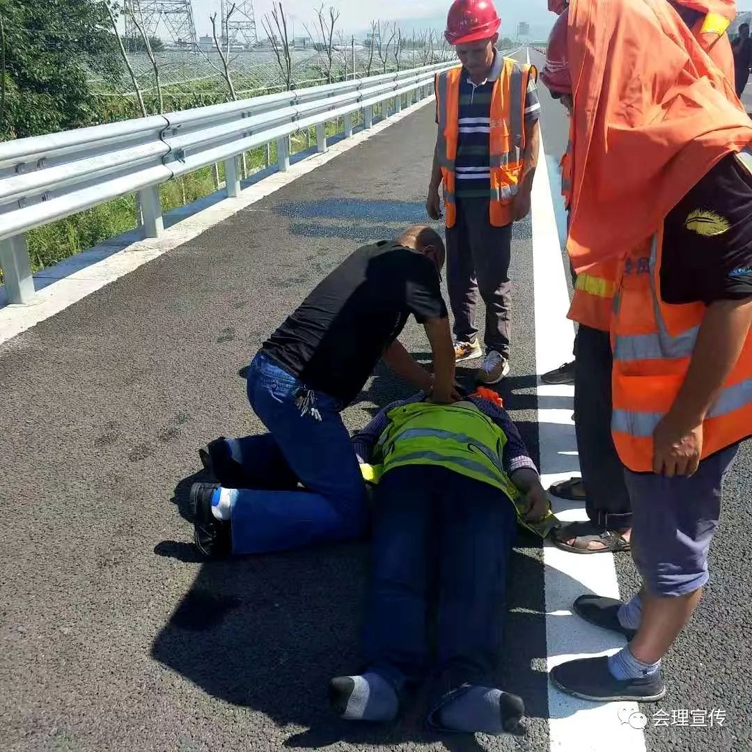 身邊好人 | 高速路遇車禍傷者昏迷 會理中醫院醫生跪地救人