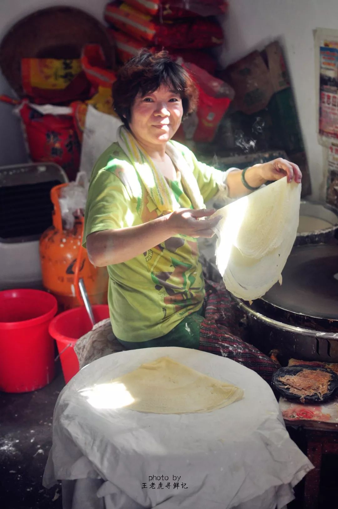 博山清晨的煎饼卷猪头肉一口米香怡人一口肉欲喷薄