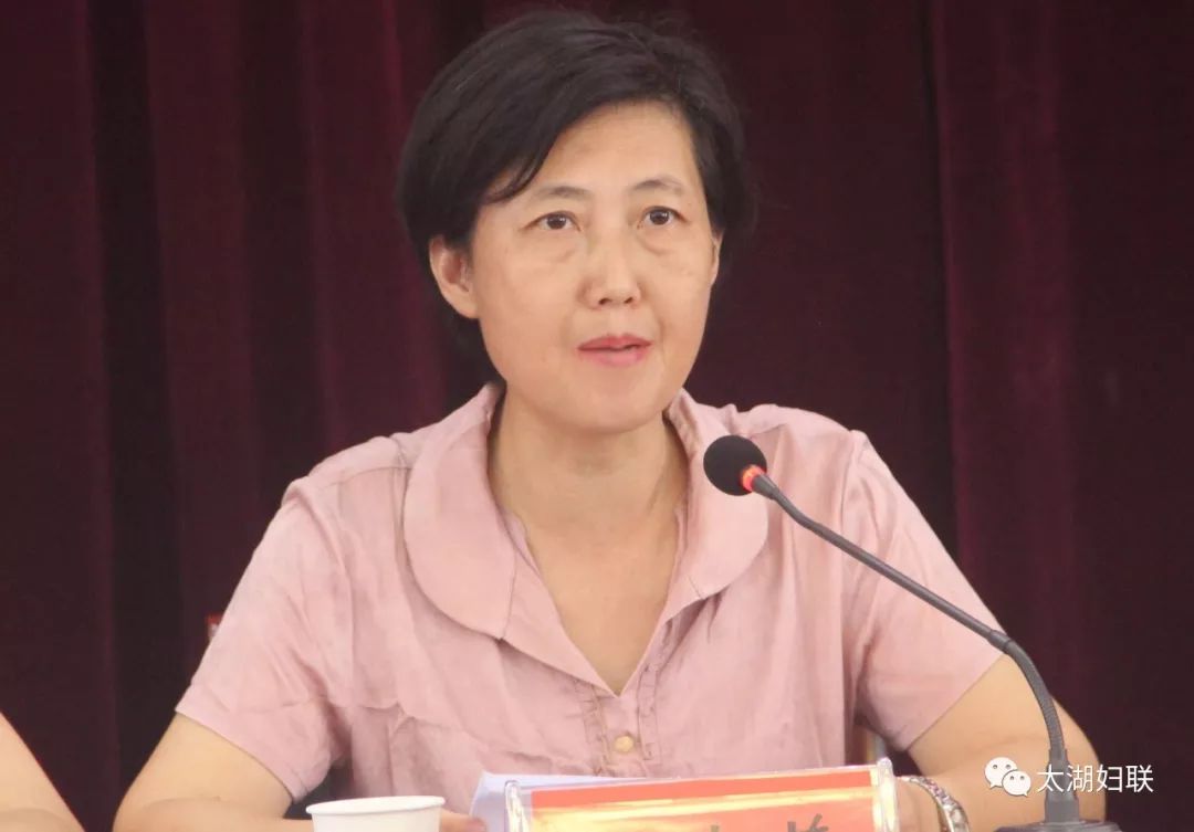 活动中,副县长李传萍向热心捐资助学,积极回报乡梓的合肥太湖商会的