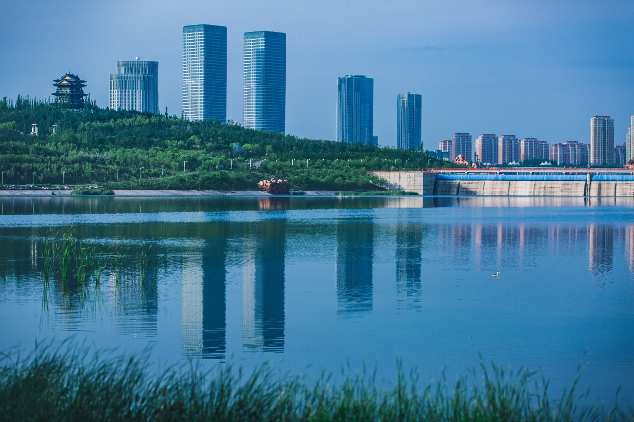 乌兰木伦河缓慢的河水中倒映着这冷清的城市----鄂尔多斯.