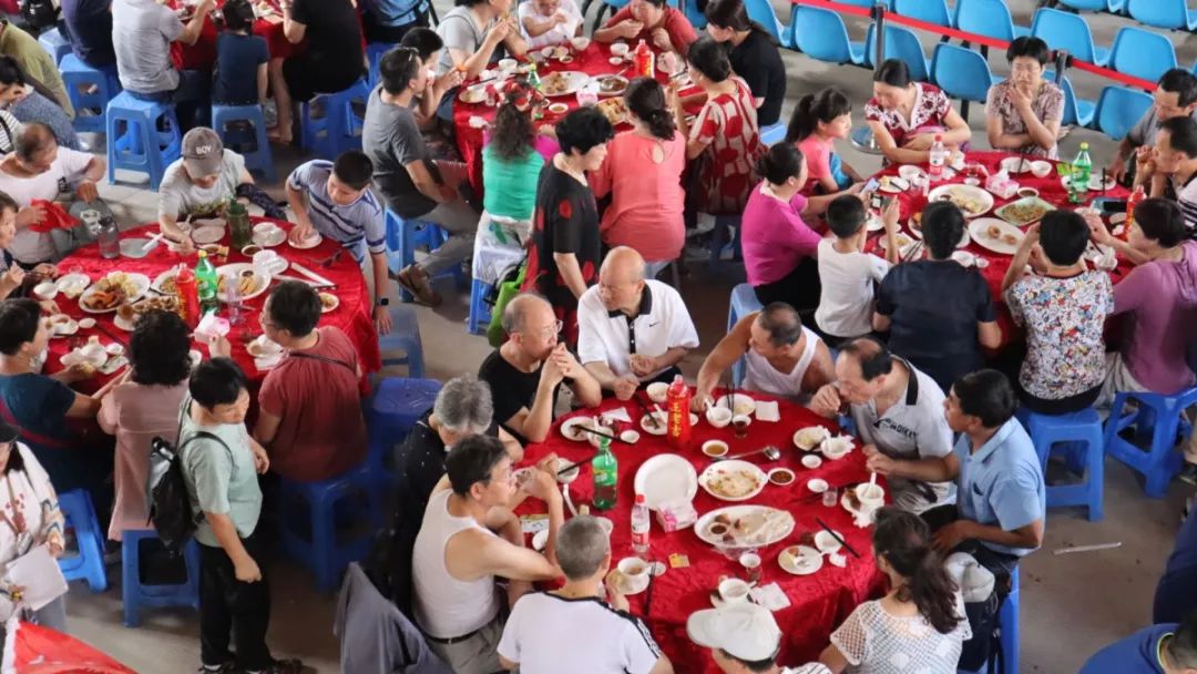 昨天闽侯这里聚集了一大批吃瓜群众