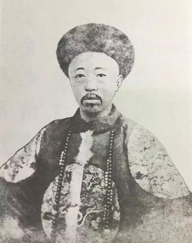 奕譞与侧福晋所生的第五子载沣袭封醇亲王爵位,载沣的长子溥仪为清朝