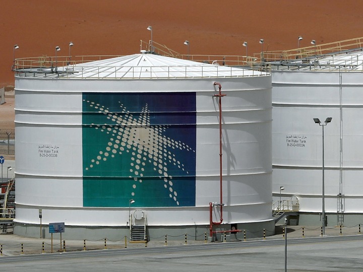 资料照片:沙特阿美公司谢拜油田生产设施