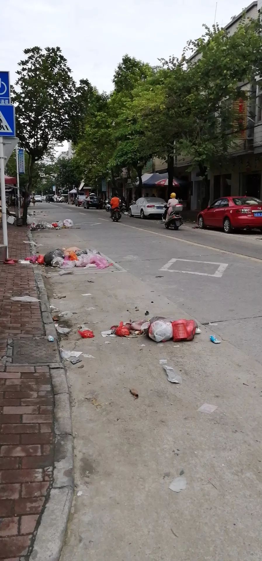 恶心!东平这个路段,随街堆满臭气熏天的垃圾