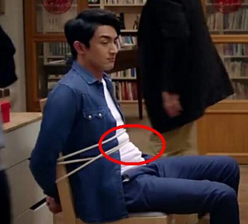 在影视剧中,林更新坐在椅子上,小肚腩显眼,这让很多网友倍感意外,因为