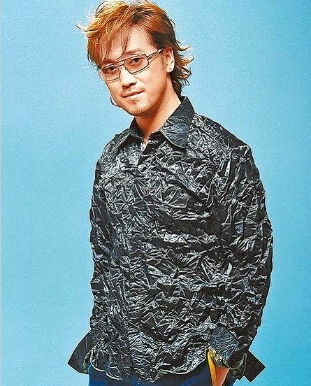 原创50岁周传雄近照流出身材依旧消瘦未恢复到全盛时期