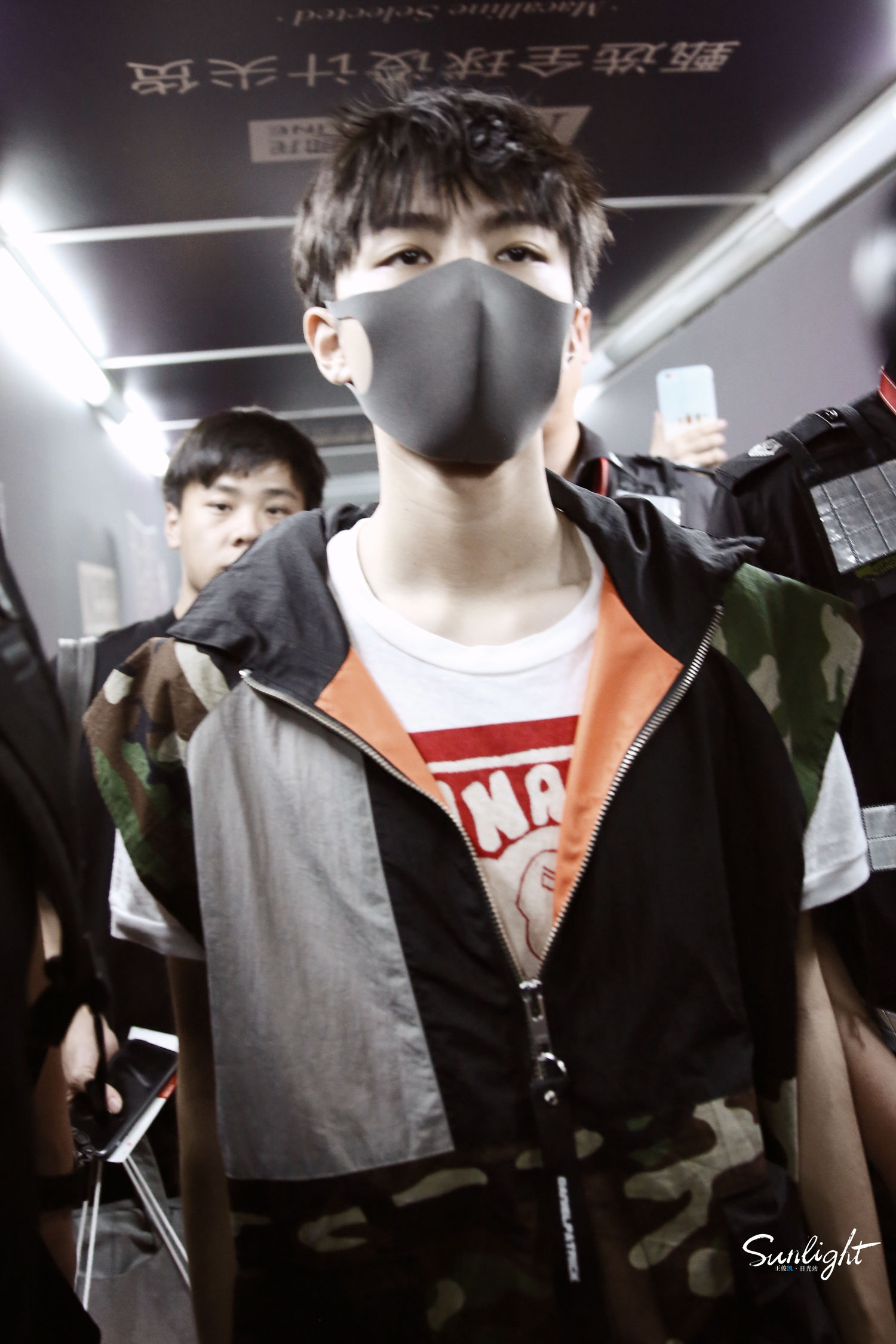 王俊凯现身成都机场飞上海敬业凯待开启下一场品牌活动