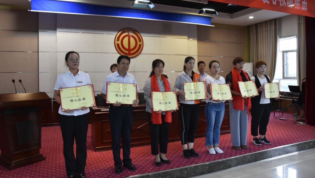 奎屯市委常委,宣传部部长田新梅,副市长张昆灿,市总工会相关负责同志