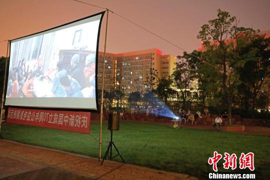 上海露天公益电影走进人才公寓