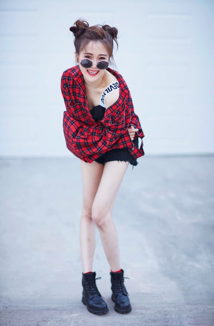 张可盈街拍照,表情搞怪香肩小露,性感与可爱并重