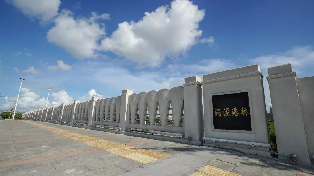 文翔路洞泾港桥01为提升区域整体形象,中山街道对功能区道路桥栏杆