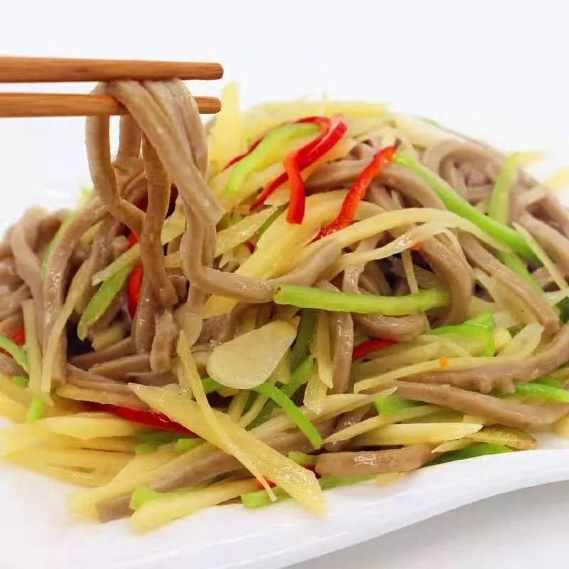 凉拌,热炒,蘸料 【凉拌】 将鲜莜面条热水泡1-3分钟 放入黄瓜,胡萝卜