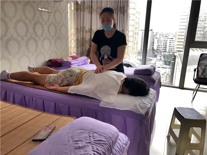 人家是《海上钢琴师》,不如来拍部《楼上按摩师》……我忘了这是那间