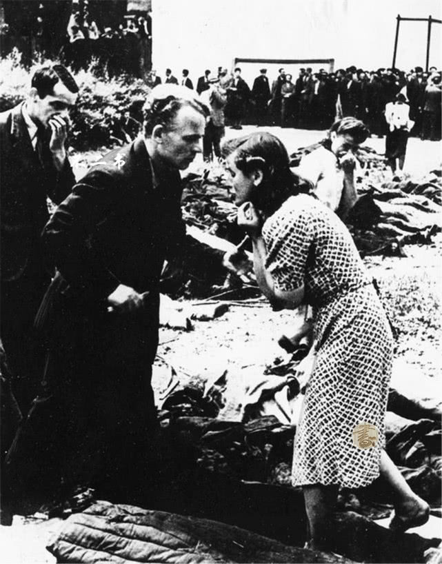 老照片二战纳粹德军杀戮犹太裔人的镜头越过时光依旧满眼悲伤