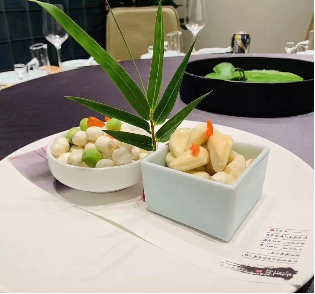 手剥莲蓬冰镇莲米| 水墨团山 |一叶一天堂 莲香入味品小鲜"莲"香