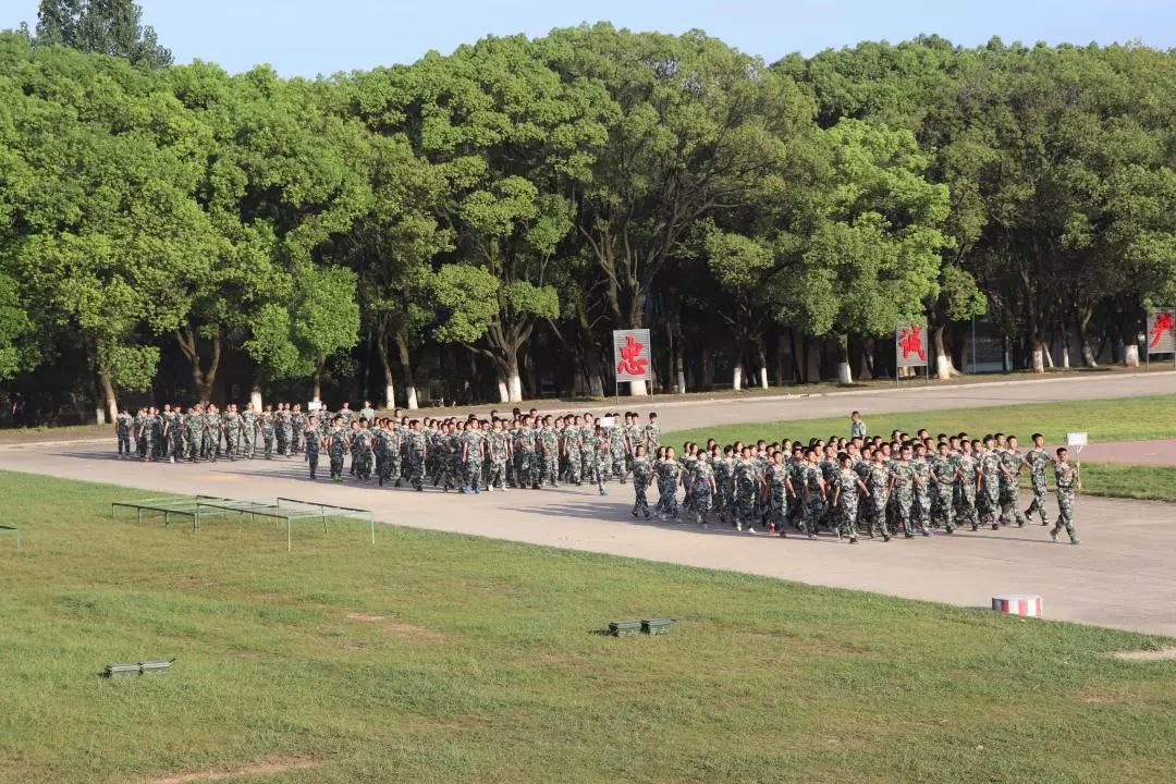 我校校長張國新,黨委書記謝濟明,副校長朱斌,俞韶民,李軍,陸軍步兵