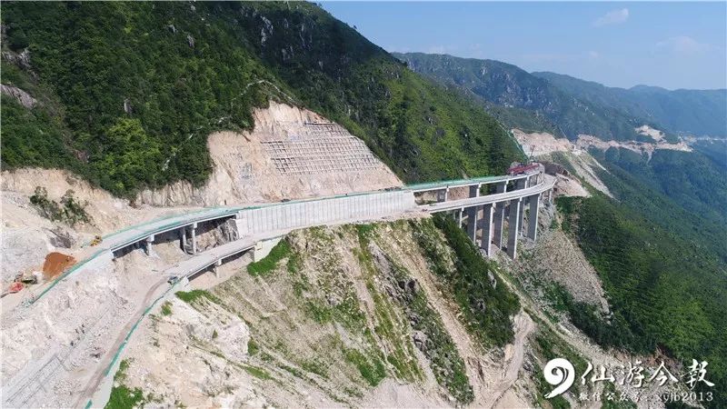 县交通局有关负责人表示,纵三线联接着联二线,还对接高速公路盖尾互通