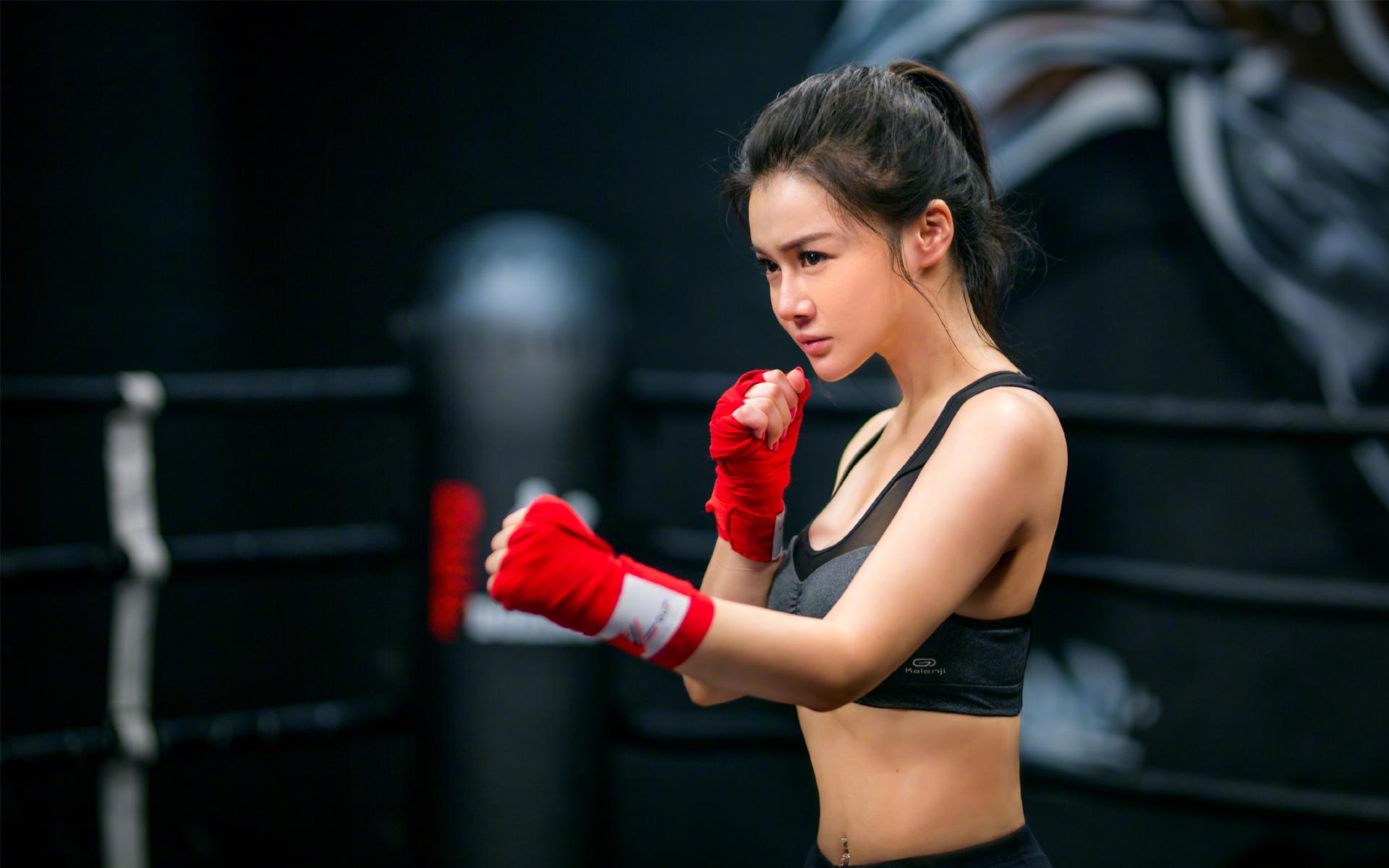 邹市明的事业在冉莹颖的支持下蒸蒸日上,连续拿下世界拳王称号,成为