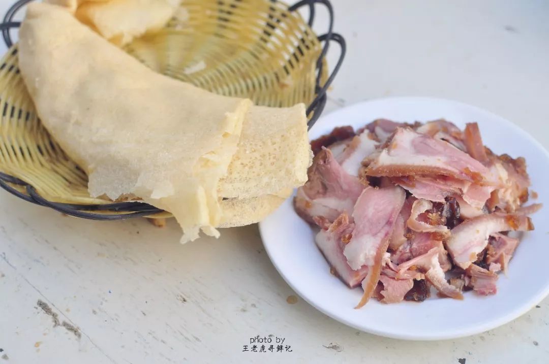 博山清晨的煎饼卷猪头肉,一口米香怡人,一口肉欲喷薄_肉冻