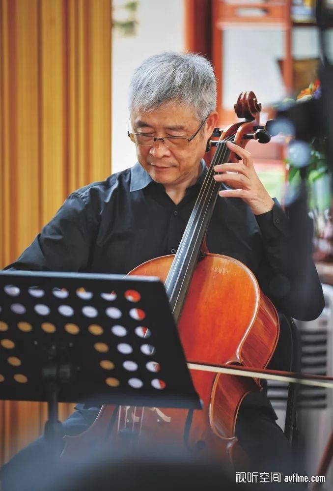 著名大提琴演奏家高志坚上:小提琴演奏家成天笑;下:中提琴演奏家彭悦