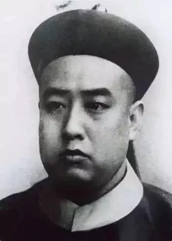 途经香港时,与港督亨利·布莱克合影清朝保庆皇帝爱新觉罗溥儁,端郡王