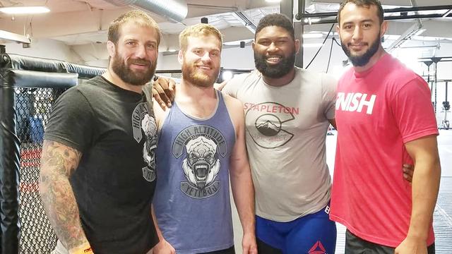 ufc北京站预热把重量级选手当布娃娃摔的剃刀布莱兹