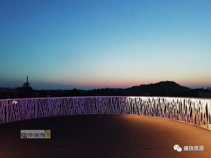 这个角度的长廊更具时尚动感观景台上的风景让人驻足欣赏步梯观景台