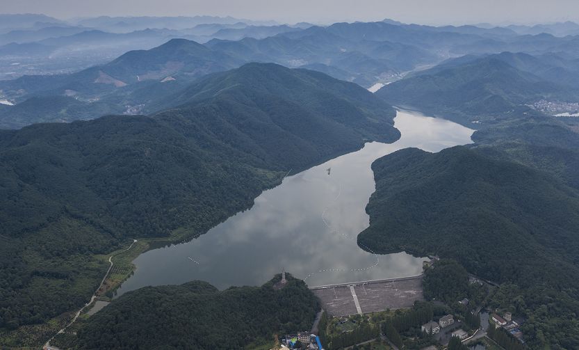 经紫云入五泄水库,至草塔右纳石渎溪(石渎溪源于浦江杨玄岭流入青山
