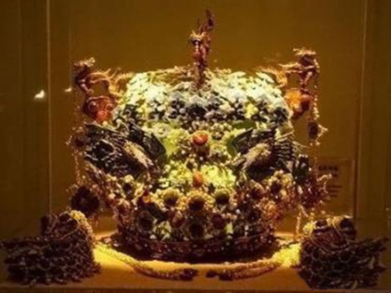 原创职工打扫房屋意外发现慈禧太后凤冠夜明珠不卖坚持上交给国家