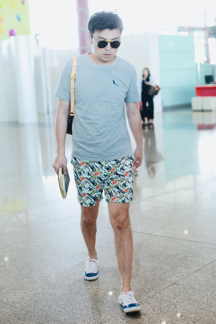 原创雷佳音穿花裤衩手握书籍现身机场造型别致网友装扮神似徐峥