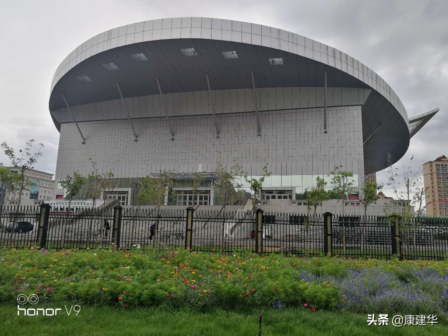 八月请欣赏阿勒泰市南区的花卉