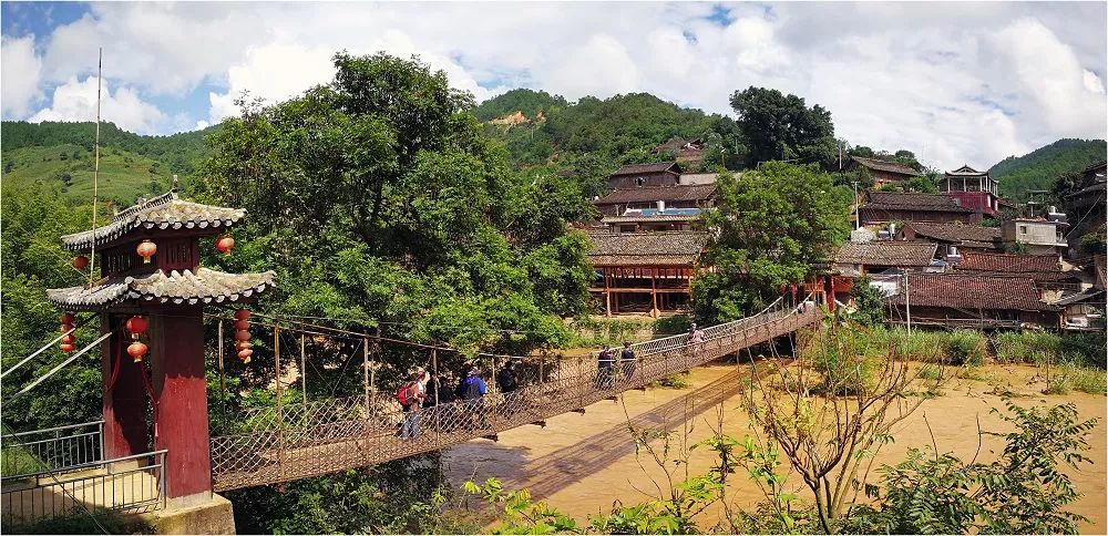 在云南省广南县者兔乡,有一个秀峰环绕,深在谷底的千年壮寨——马碧村