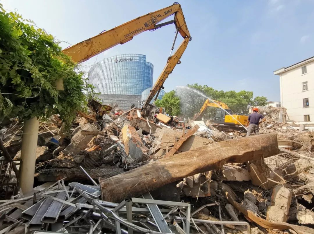 兩處房屋目前已安全拆除倒地,為保證幼兒園的正常開學及周邊居民的