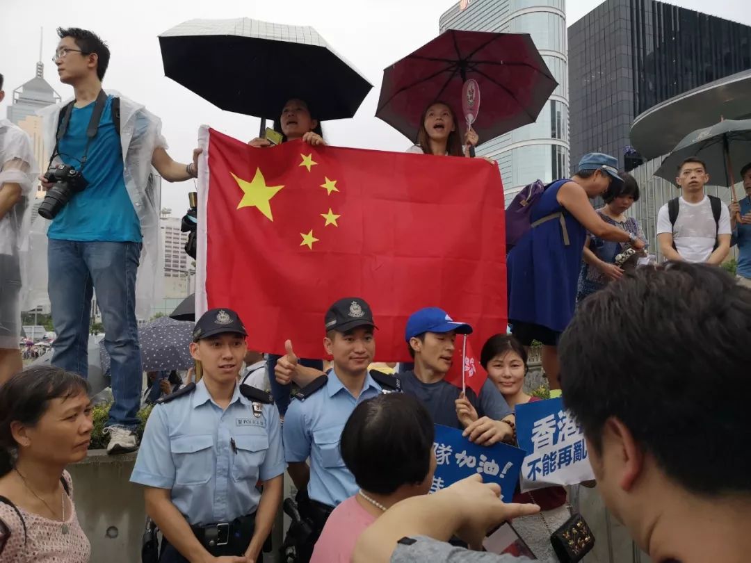 不少市民还排队与警察微笑合影,支持香港警察.