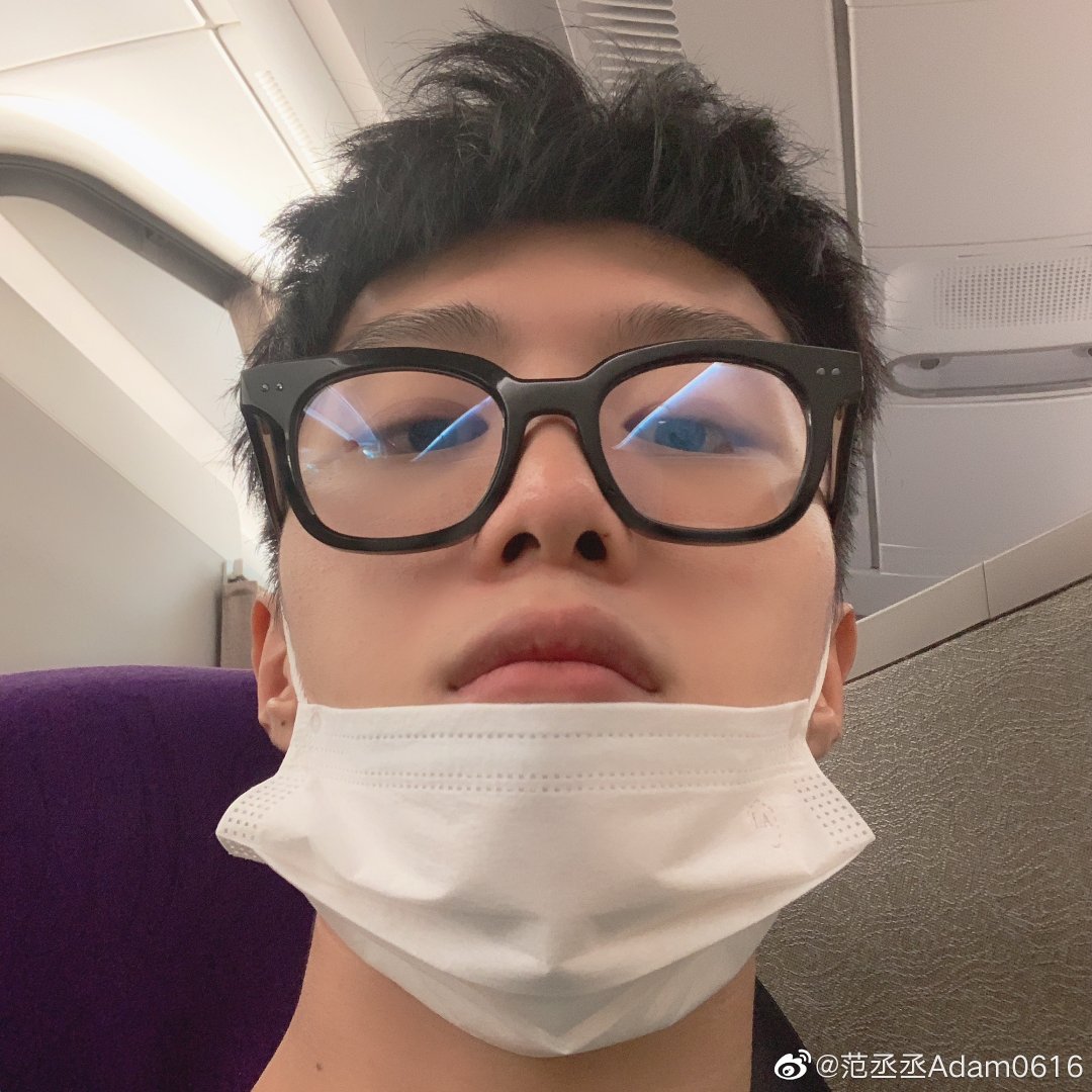 范丞丞凌晨登记前发微博晒自拍辟谣是剪头不是虫虫剃毛