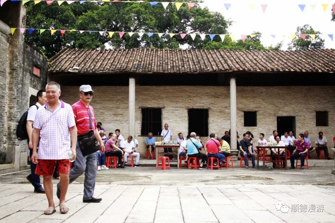 尤氏宗亲参观大宗祠北水小学原设于尤氏大宗祠功德无量醒狮助庆上香