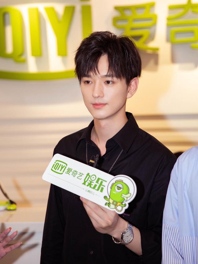 因亲爱的热爱的爆红grunt复旦大学毕业卸掉眼线小十岁