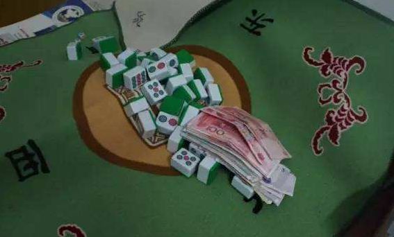 其在被执行社区矫正的缓刑考验期间,以"二八杠"方式聚众赌博,抽水金额