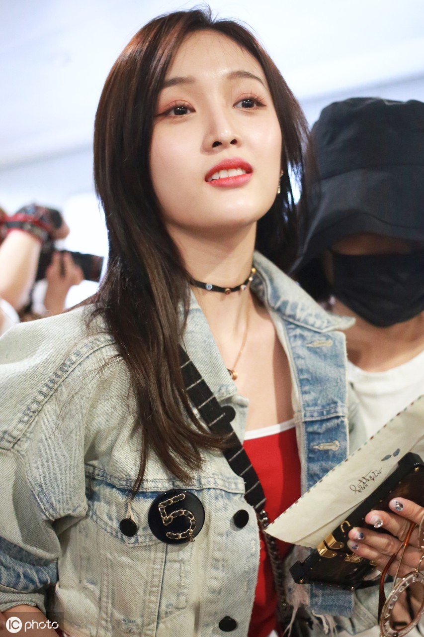 一组火箭少女吴宣仪机场美照,动感迷人,回头率高