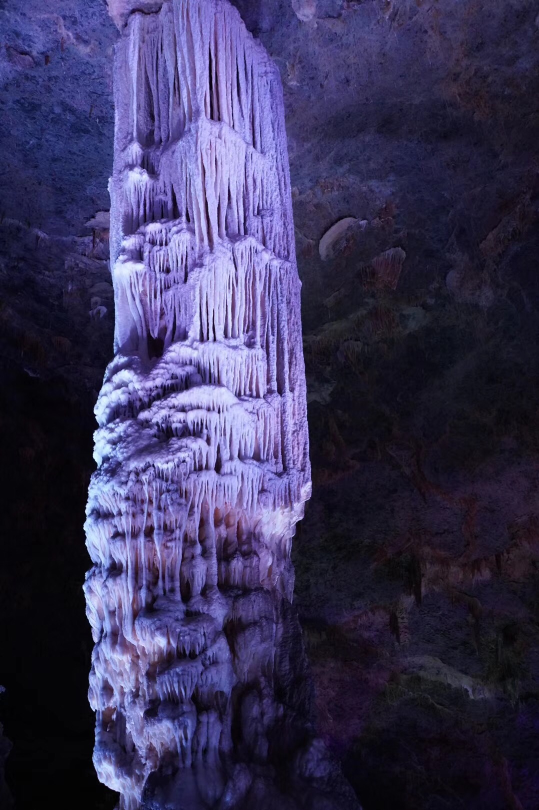湖北远安太清洞亿万年钟乳石遭游客掰断令人惋惜