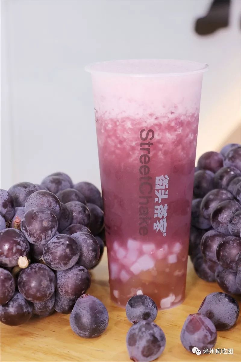 在阳光下的肉肉葡萄分层更明显先把吸管悬在一半的高度感受葡萄果肉绵