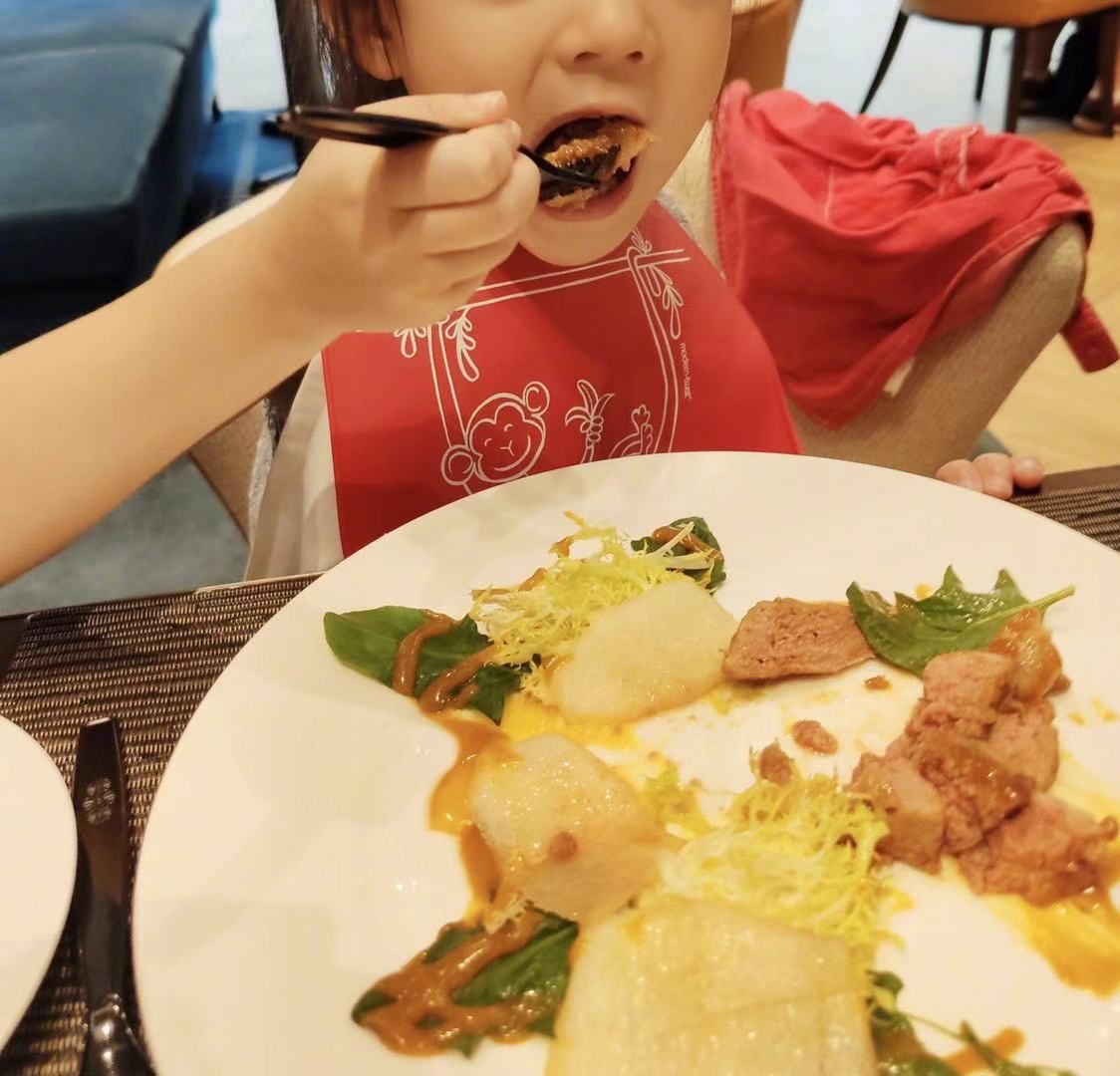 张梓琳晒与女儿旧照,胖妹化身秃头萌妹出镜,与现在的她判若两人