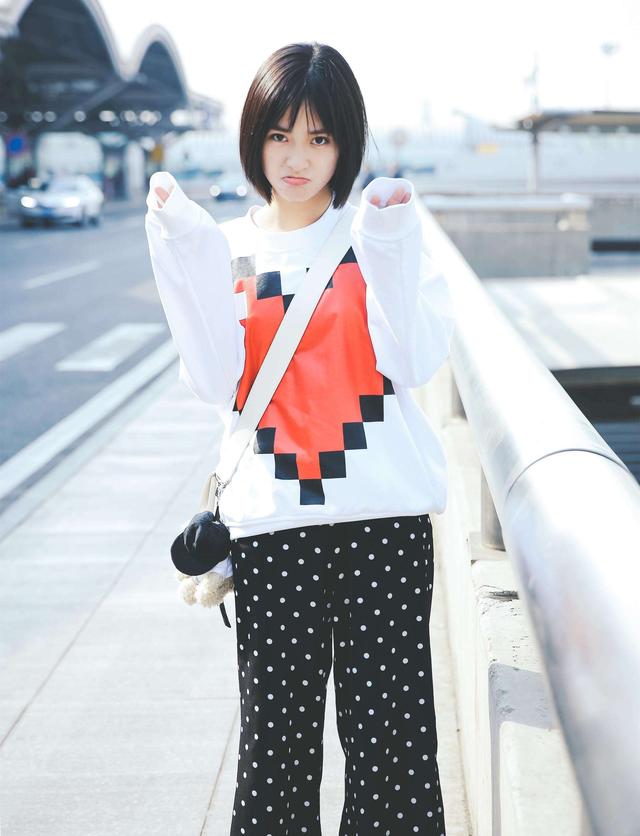 沈月身材虽糟可颜值一流穿条纹衬衫配黑色短裤美成日系小女孩