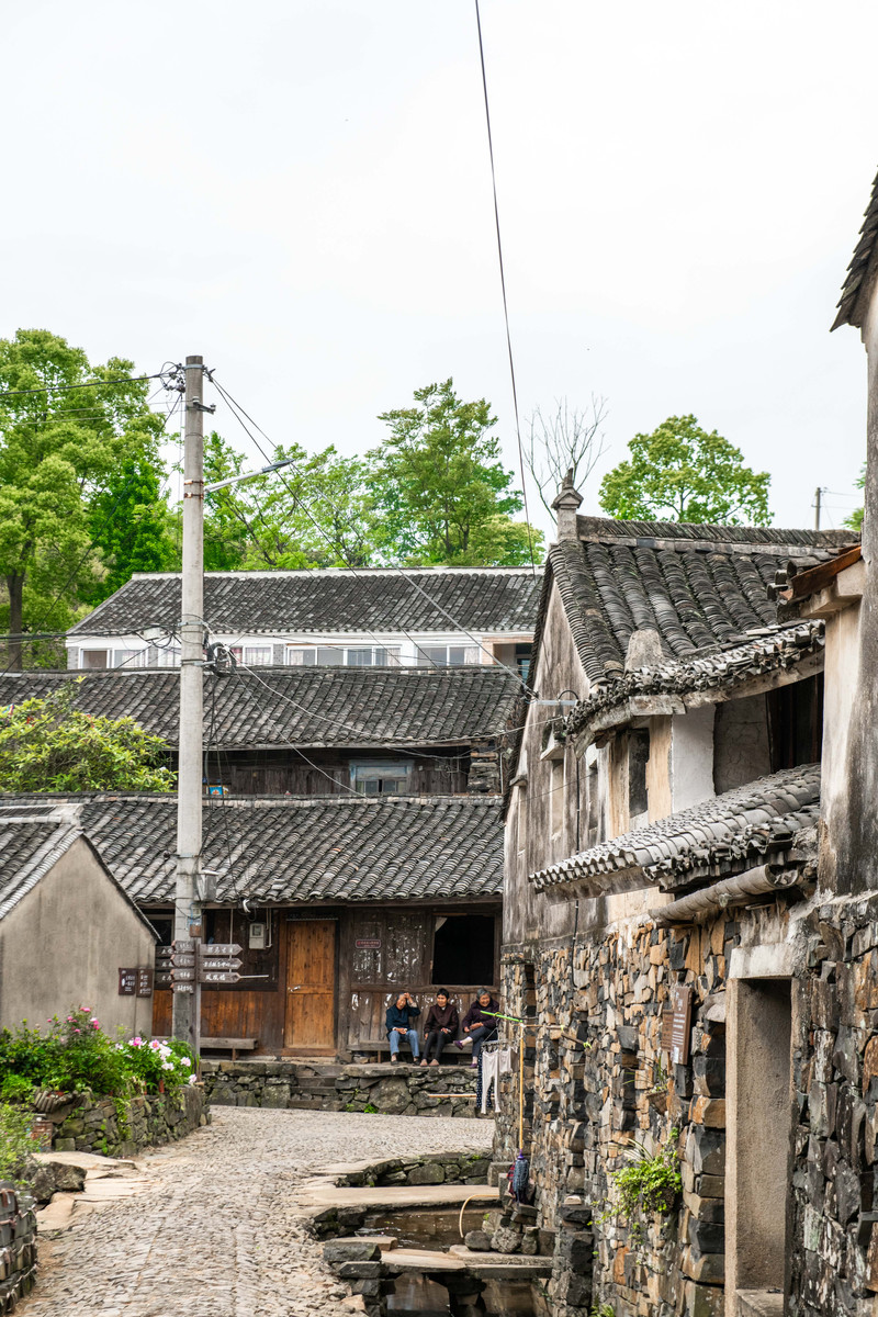 这样原始,处处充满了历史文化的古朴小镇让人享受,让人流年忘返.