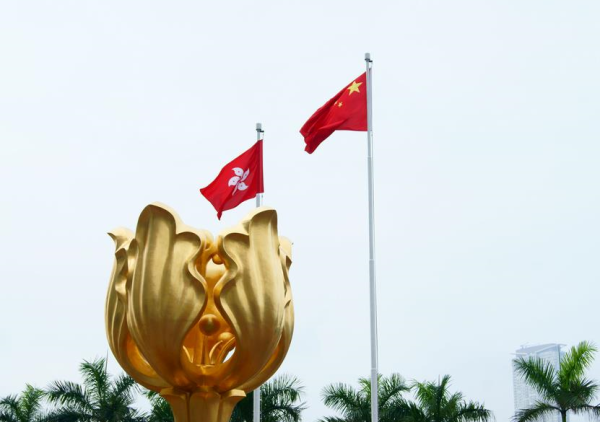 中国国旗和香港特区区旗飘扬在香港金紫荆广场.ic