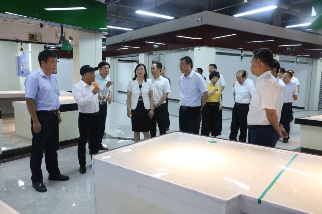 五时许,吴海涛市长带领检查团成员一行数十余人,在安陆市委书记刘敏