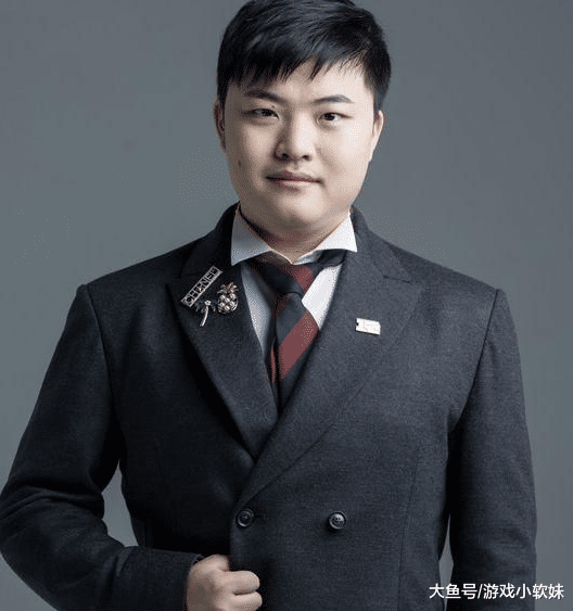 穿正裝最帥的lol選手:大舅子uzi上榜,網友看了廠長都笑了!