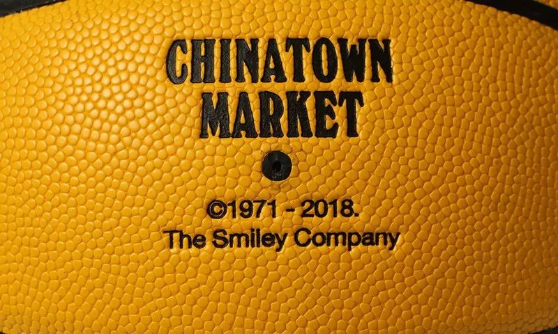 chinatown market篮球上就写着thesmiley company也就是说,如今破牌